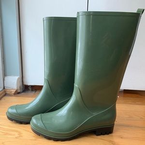 Green rain boots size 7